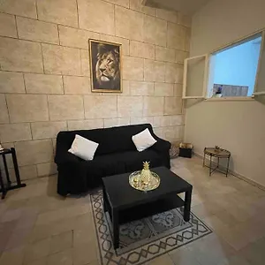 לבקר במלון